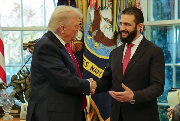 Трамп оббризкав нового лідера Сирії парфумами і поставив особисте запитання Трамп оббризкав нового лідера Сирії парфумами і поставив особисте запитання